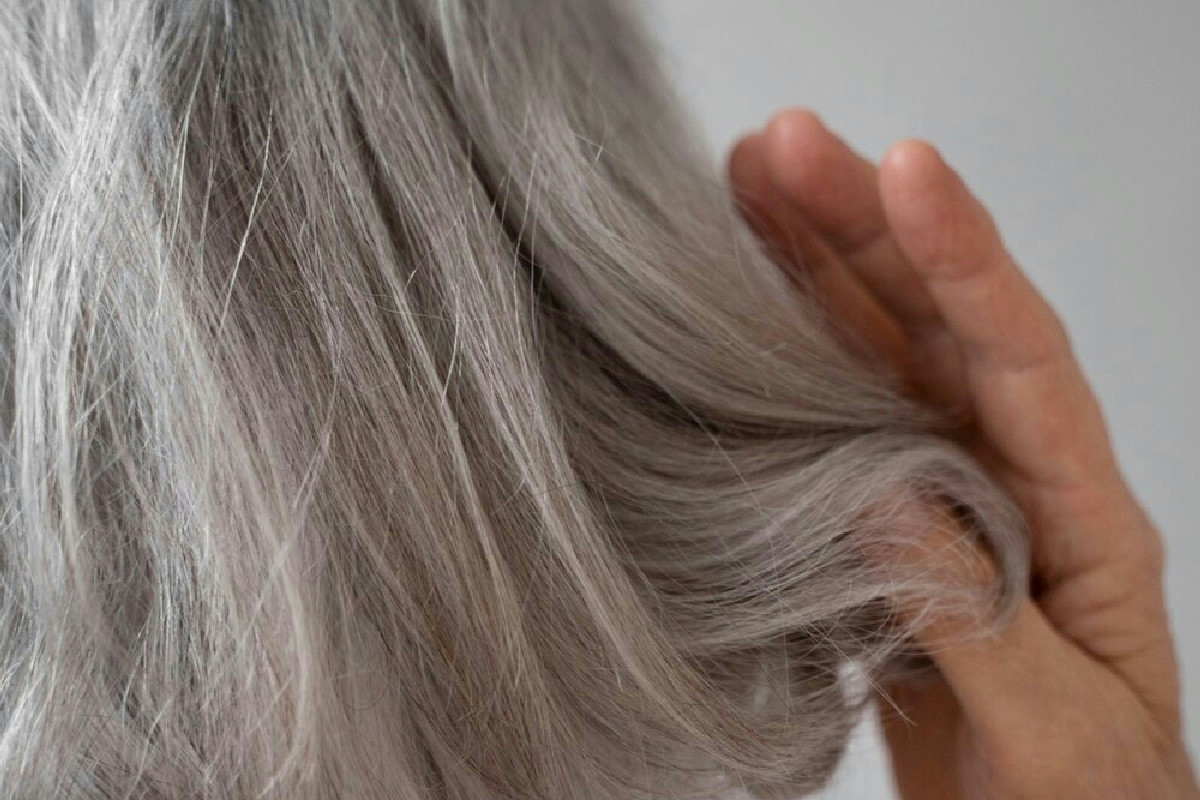 Il 62% delle persone sceglie i capelli grigi: ecco come cambia l’aspetto e l’atteggiamento mentale