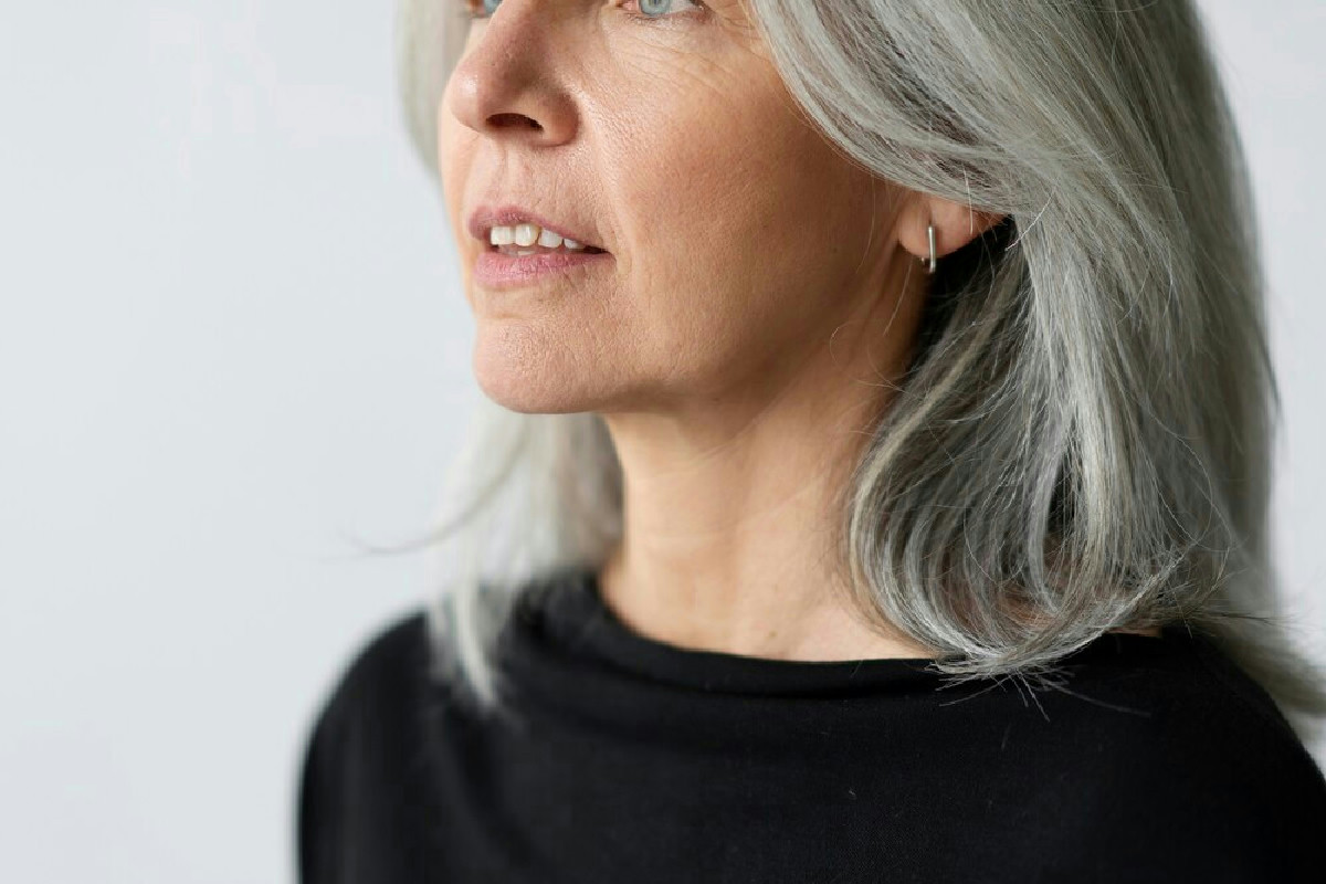 Il 62% delle persone sceglie i capelli grigi: ecco come cambia l’aspetto e l’atteggiamento mentale