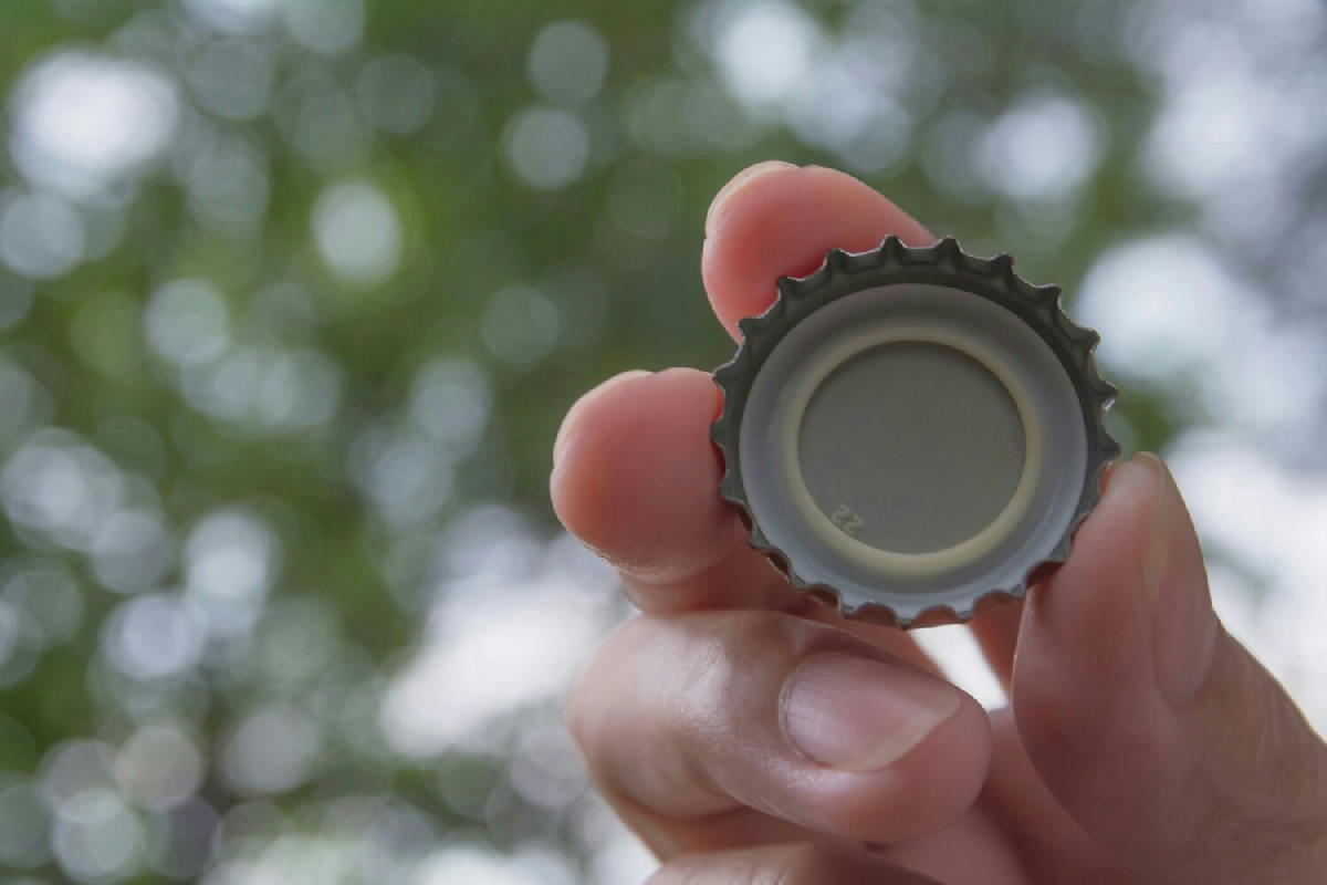 Bracciali tribali realizzati con tappi di bottiglia: stile unico e risparmio mensile garantito