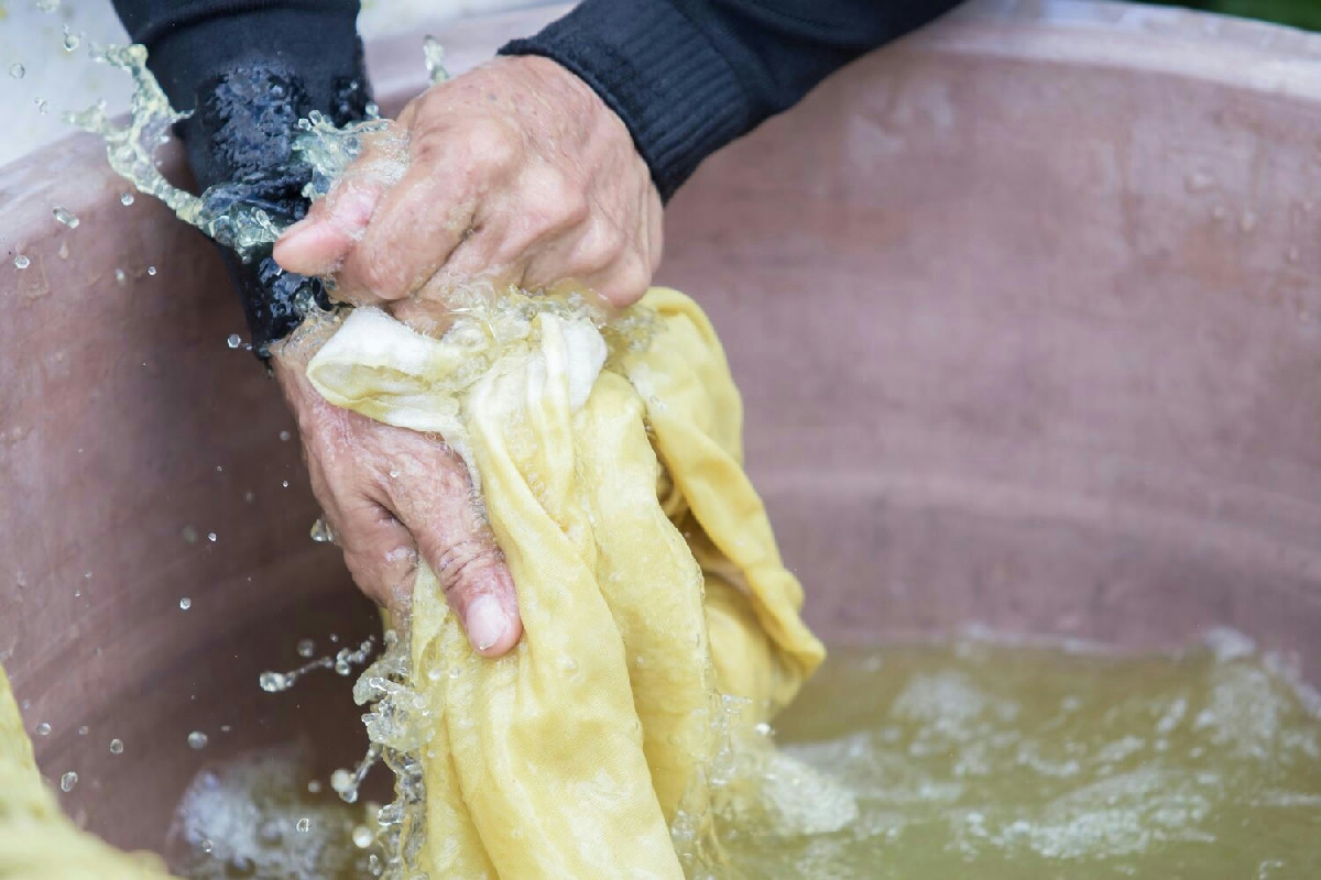 Il bucato macchiato di olio può tornare come nuovo: cosa fare subito prima che sia troppo tardi