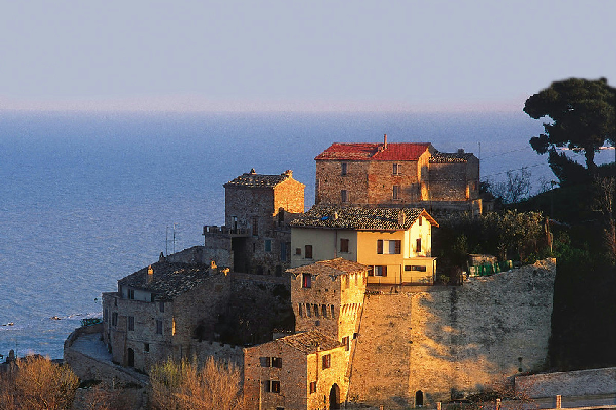 Chi sceglie le Marche scopre un borgo sul mare dove il tempo sembra essersi fermato