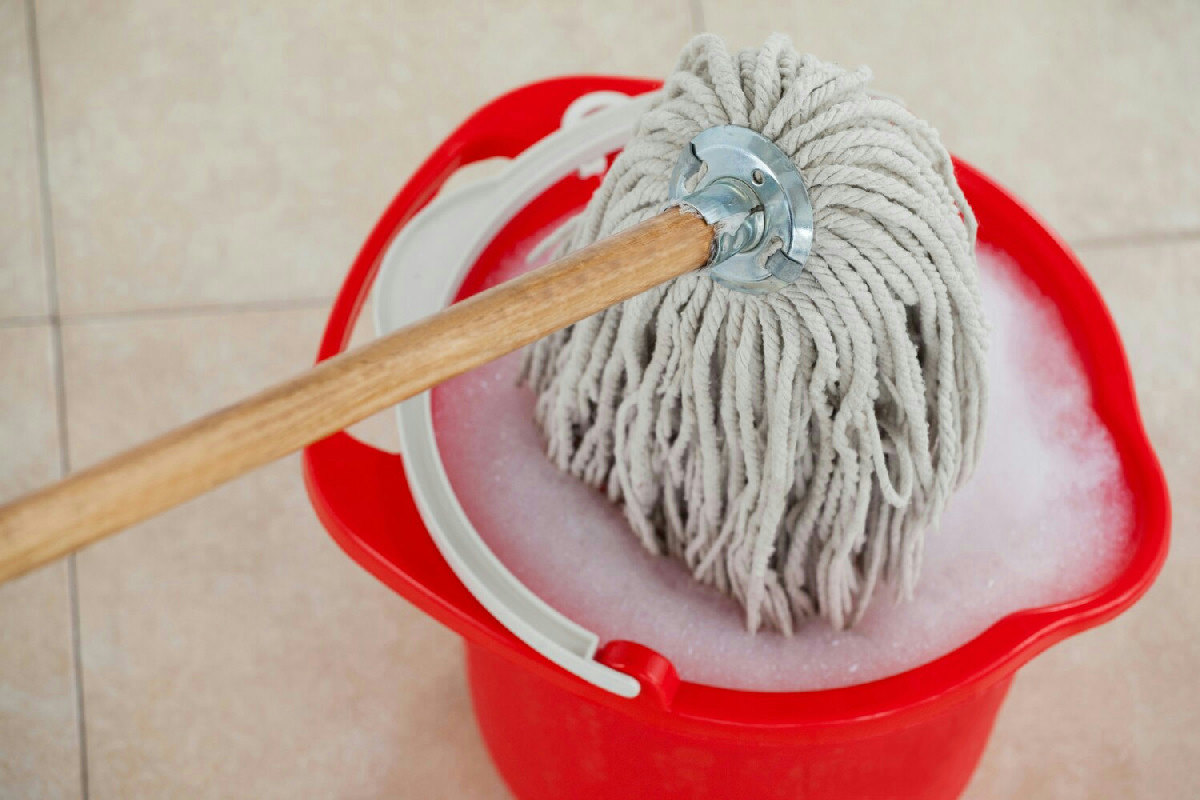 Mai versare l’acqua del mocio negli scarichi: il rischio nascosto che danneggia casa e tubature