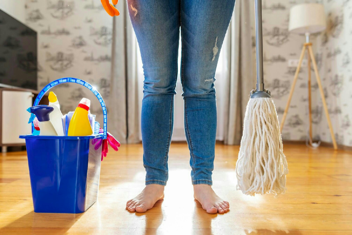 Mai versare l’acqua del mocio negli scarichi: il rischio nascosto che danneggia casa e tubature