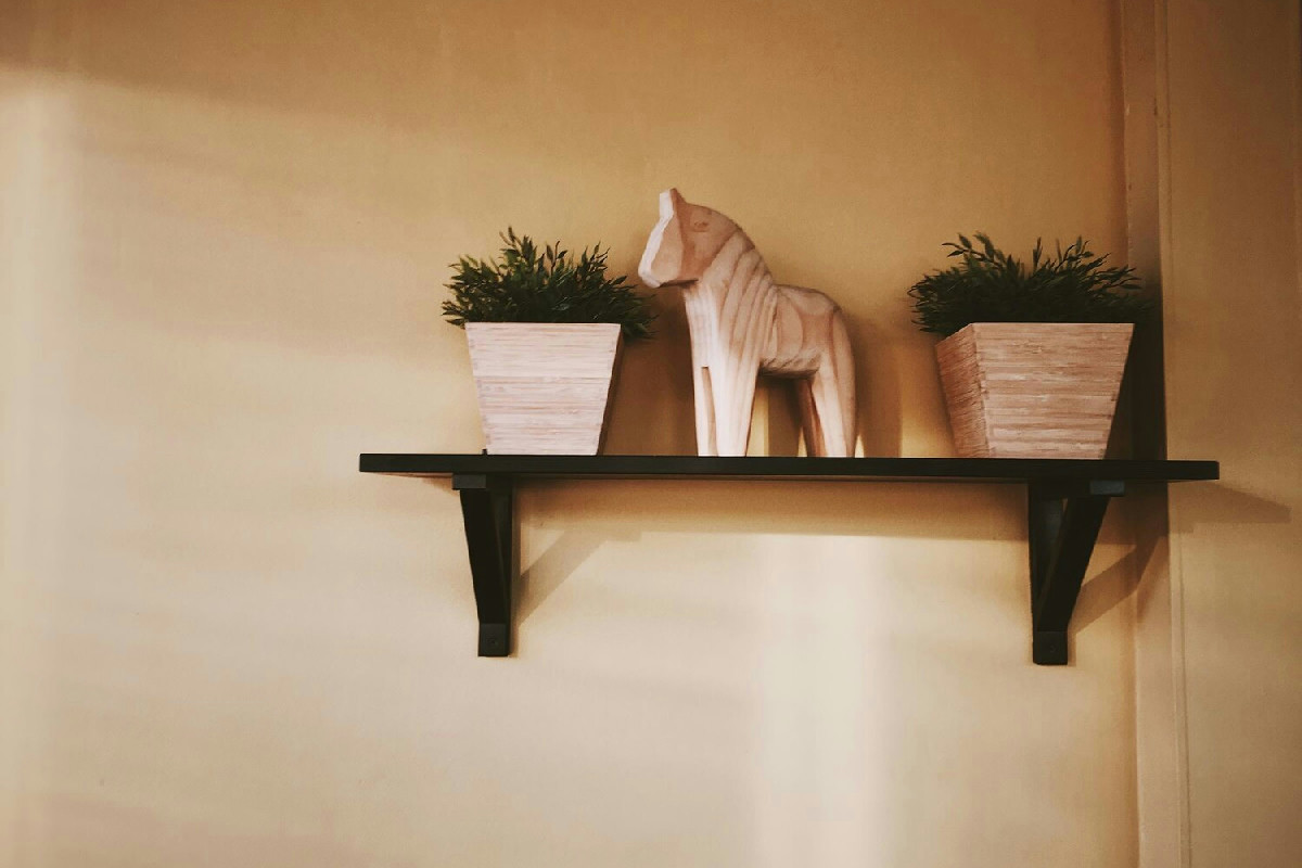 Mensole sopra le porte e in corridoio: come ottimizzare gli spazi con stile e funzionalità