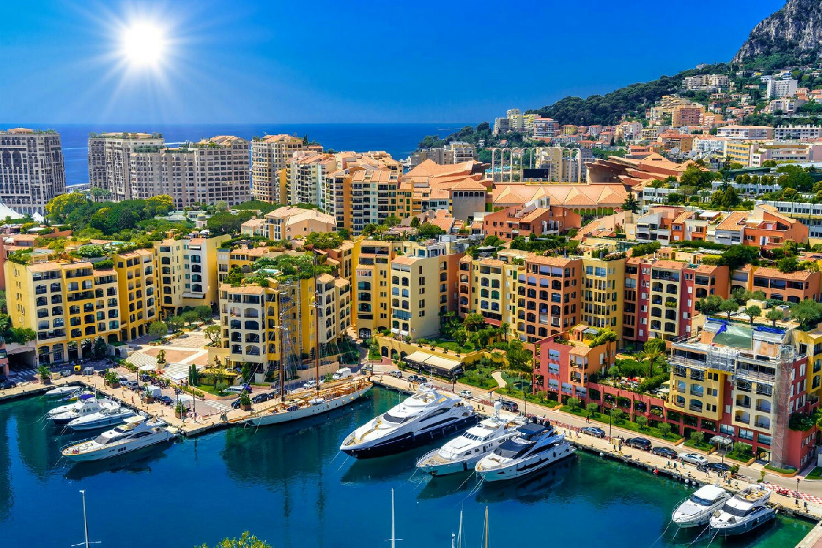 Monaco, dove eleganza senza tempo e arte si fondono con il relax sul mare cristallino