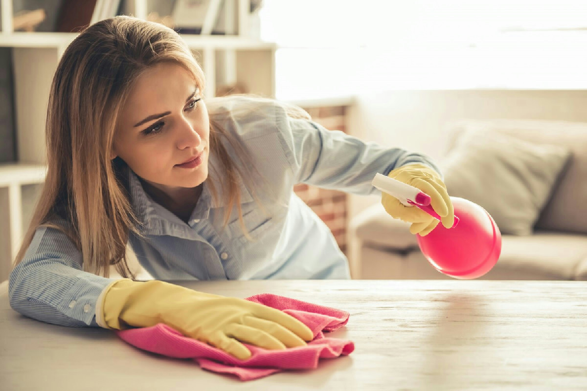 Organizzare la pulizia della casa per terminare ogni stanza in tempi record senza fatica