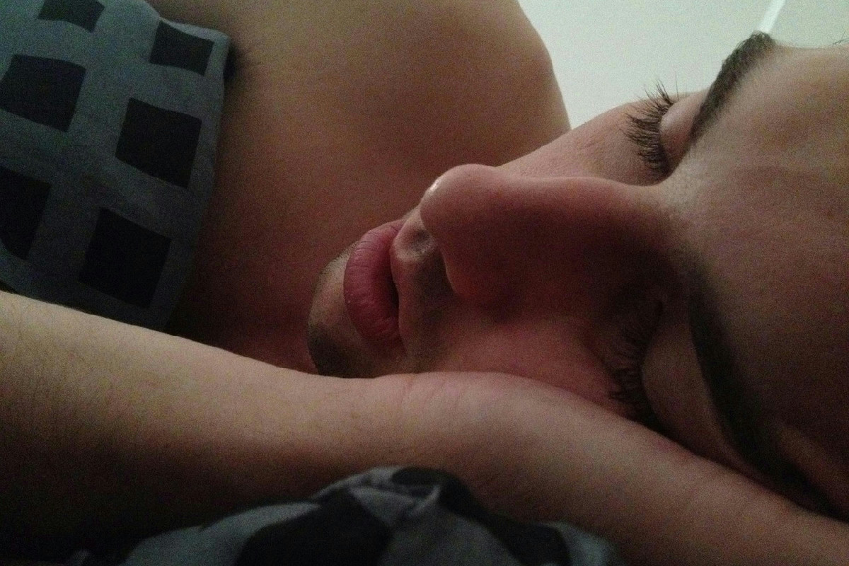 Perché il mal di gola al mattino colpisce: 10 cause comuni e come alleviare il fastidio