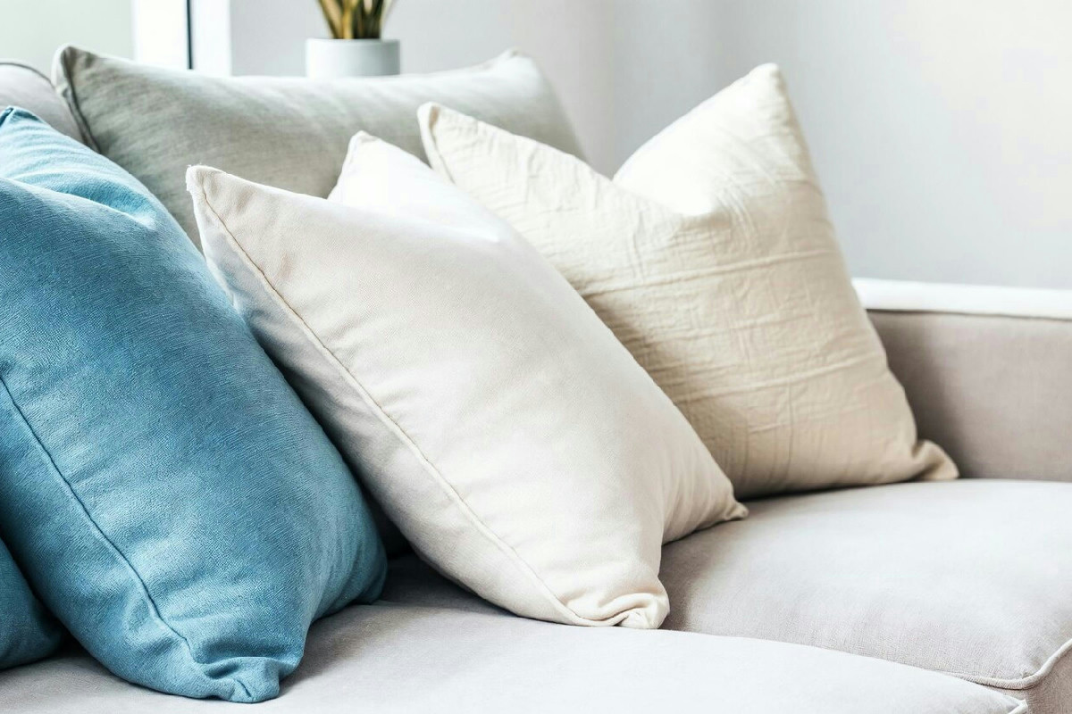 Pulizia perfetta dei cuscini senza rovinarli: come mantenere volume e morbidezza intatti