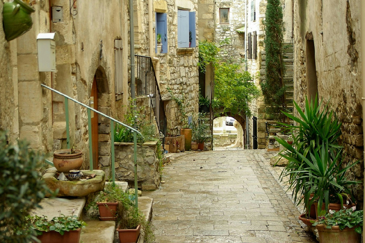 Quando il pennone si alza: la meta turistica economica a due ore da Roma nel 2025