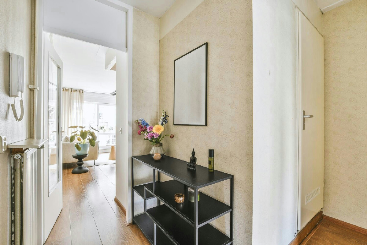 Perché l'ingresso di casa rimane al buio anche senza finestre? La soluzione